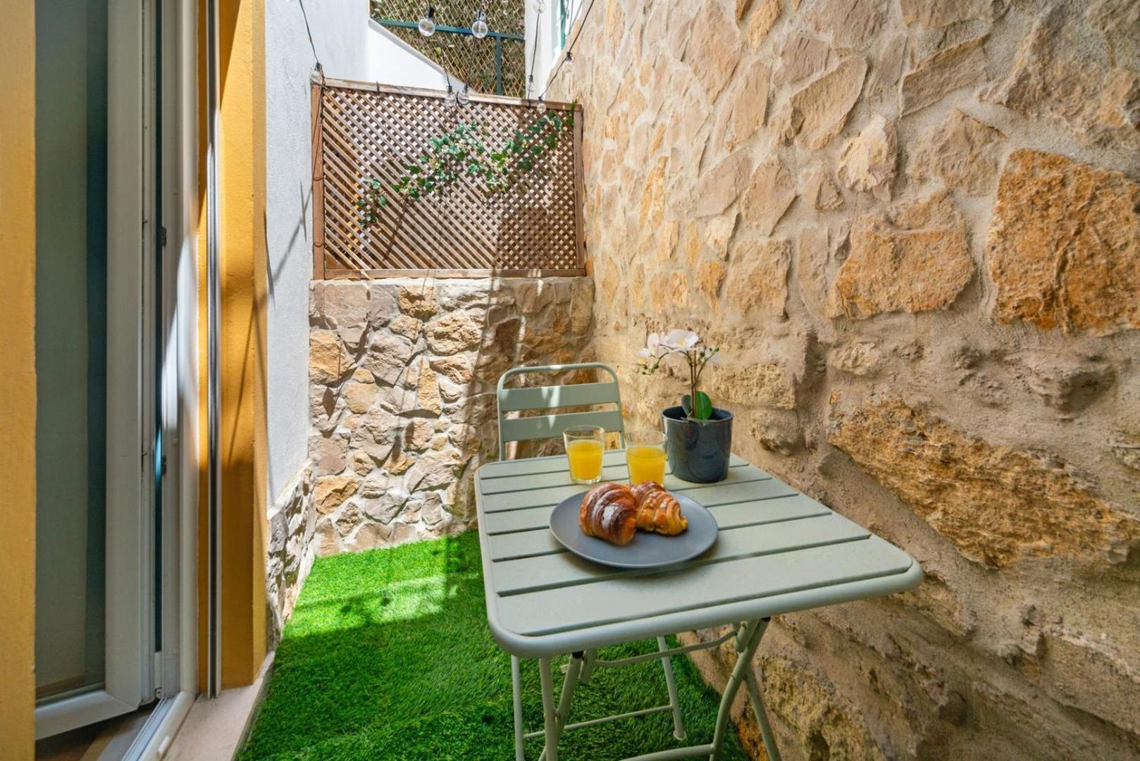 Apartamento With Private Terrace 250m To Largo Intendente Lisboa