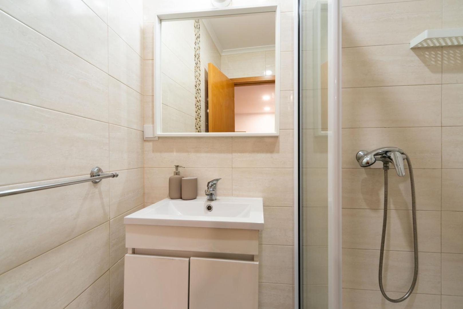 Apartment With Private Terrace 250m To Largo Intendente Lissabon